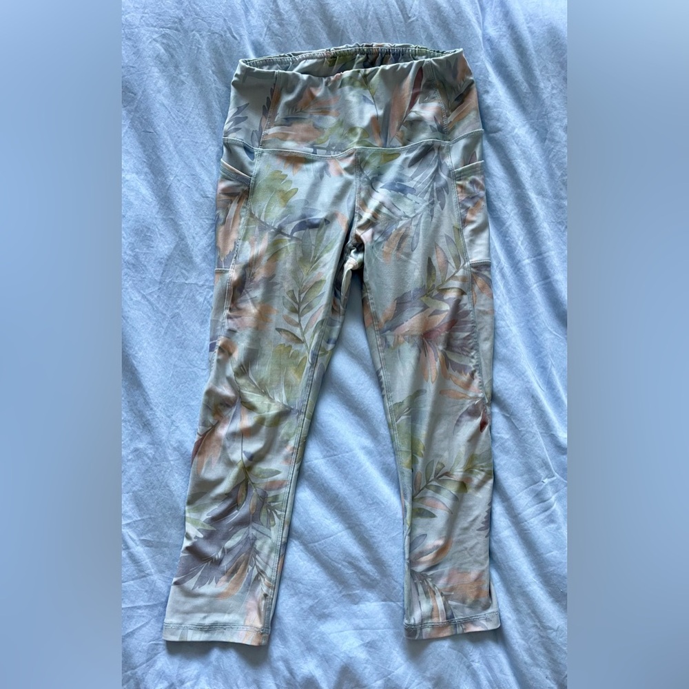 RBX Capri Leggings with Pockets in floral / tropical pattern size medium
